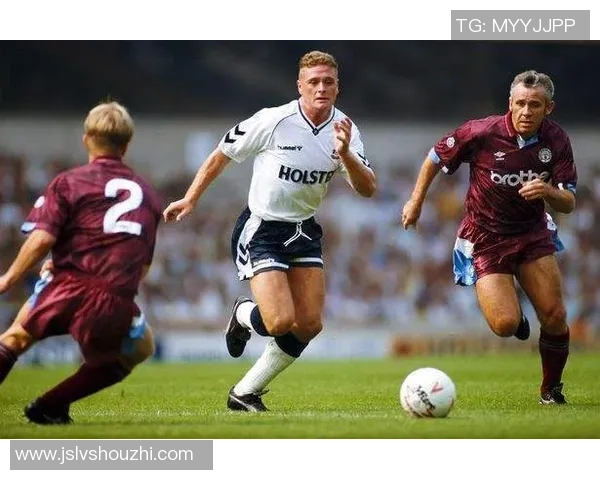 现役十大足球巨星排名与表现分析你最喜欢的球员是谁