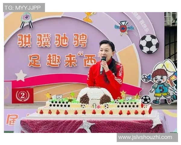 足球巨星化身记者现场采访女球迷畅谈绿茵激情与心动瞬间